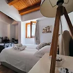 Opera House Oda ve Kahvaltı 3*