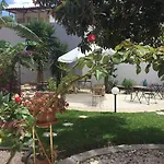 Opera House Oda ve Kahvaltı 3*